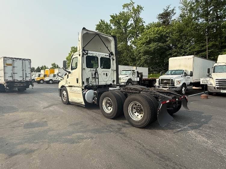 2019 Freightliner Cascadia 126 Day Cab Truck - 435HP, 12 Speed Automatic image 5