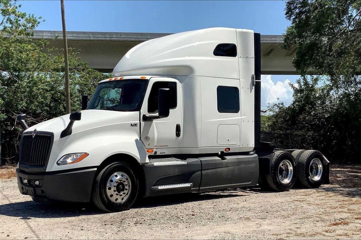 2021 International LT625 image 2