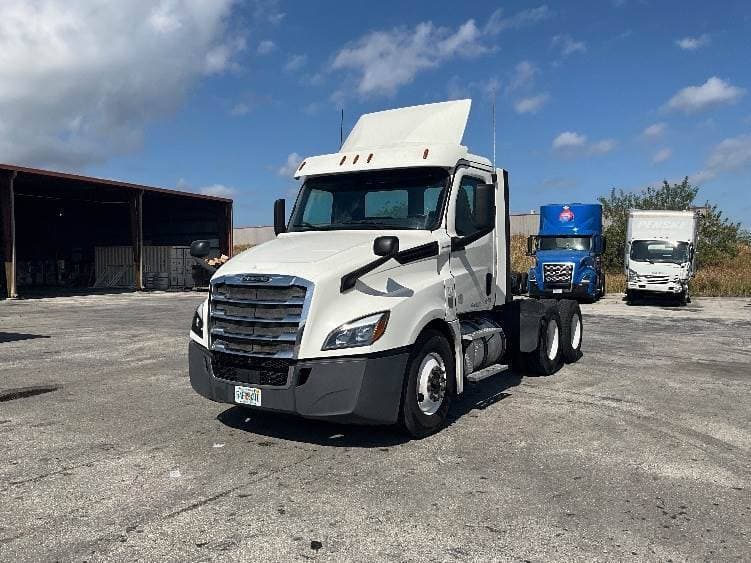 2018 Freightliner Cascadia image 2
