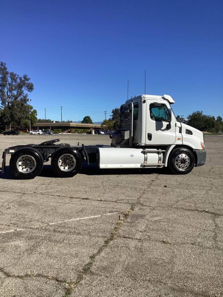 2018 Freightliner Cascadia image 2