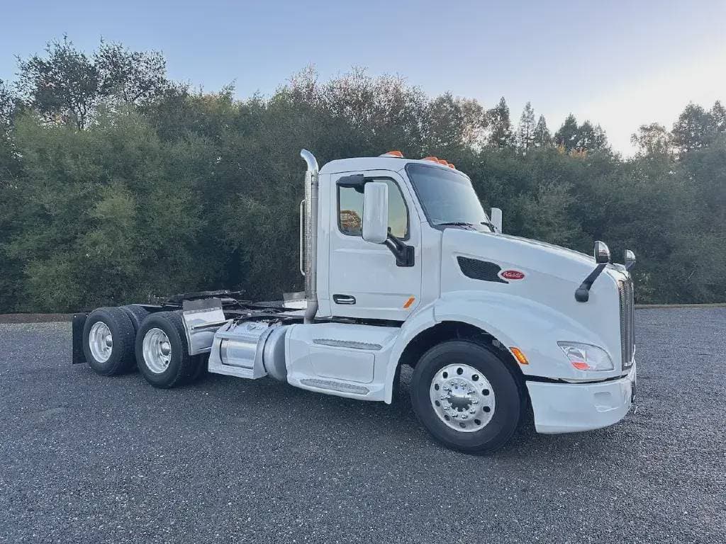 2022 Peterbilt 579 image 2