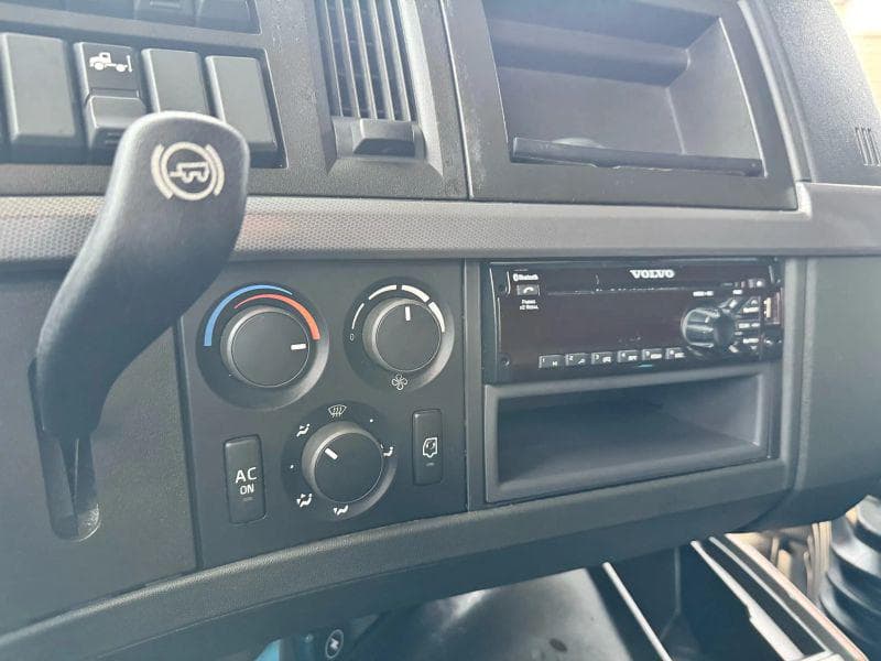 2020 Volvo VNL image 27