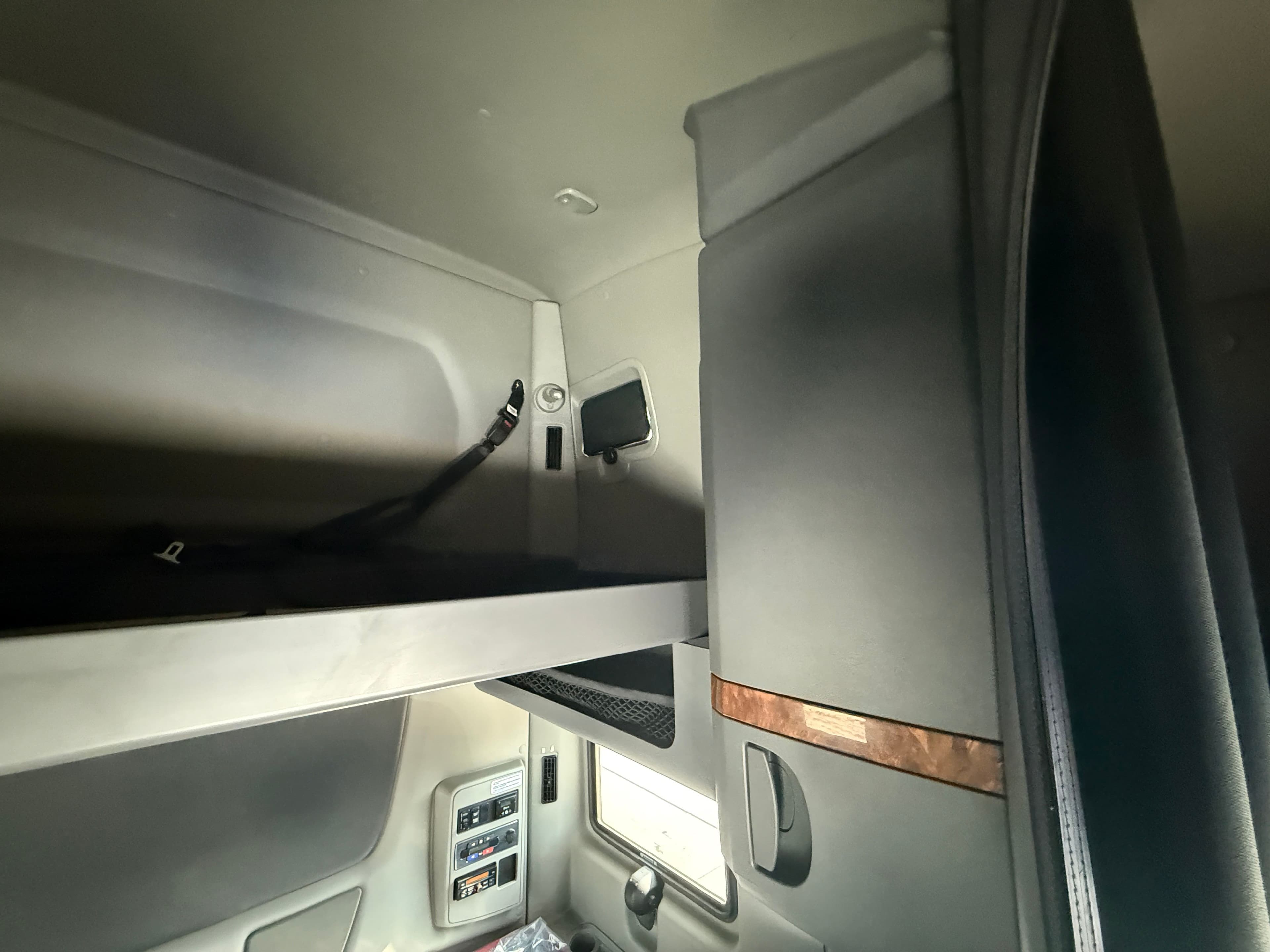 2021 International LT image 15