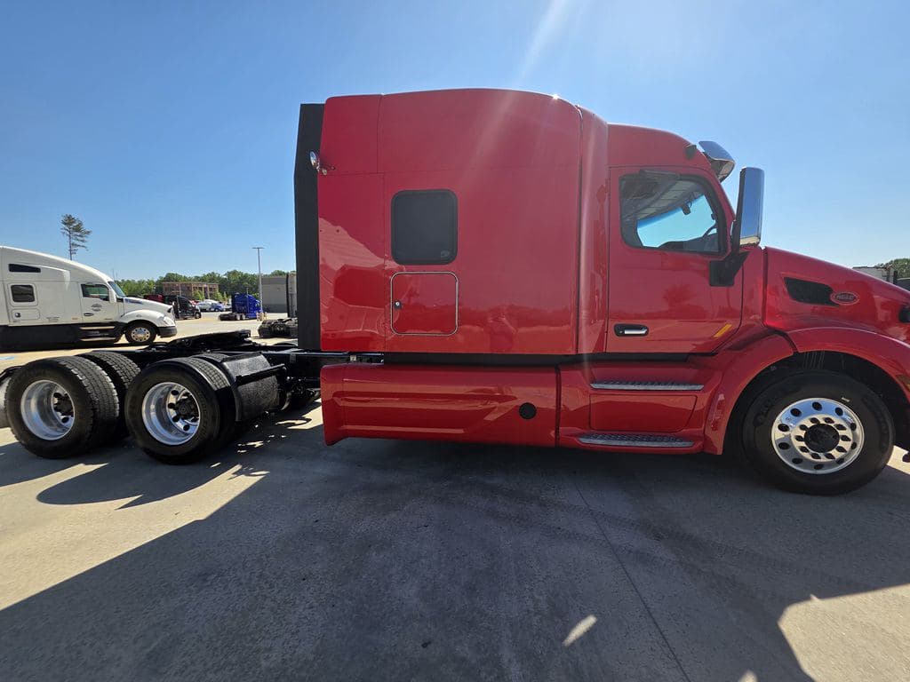 Used 2022 PETERBILT 579 image 6