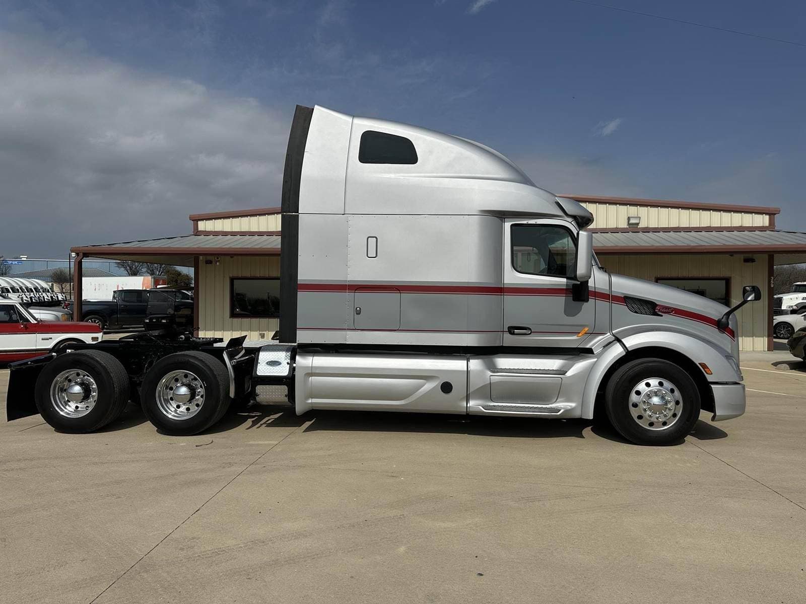 2021 Peterbilt 579 image 2