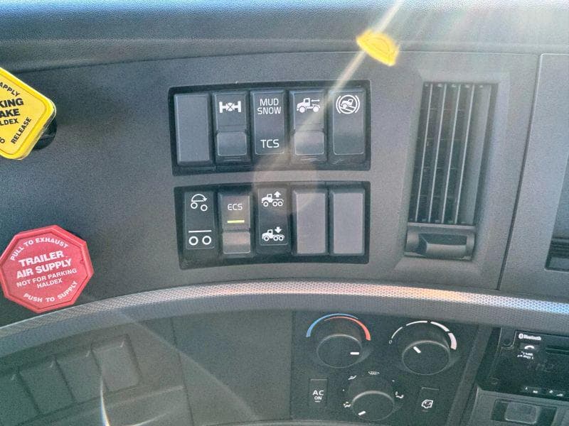 2020 Volvo VNL image 21