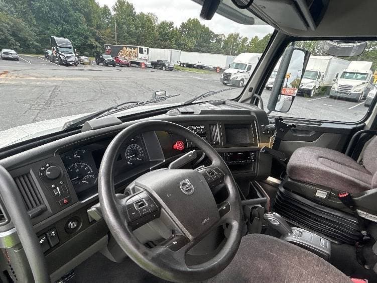 2022 Volvo VNL image 9