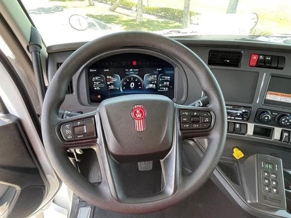 2025 Kenworth T880 image 15