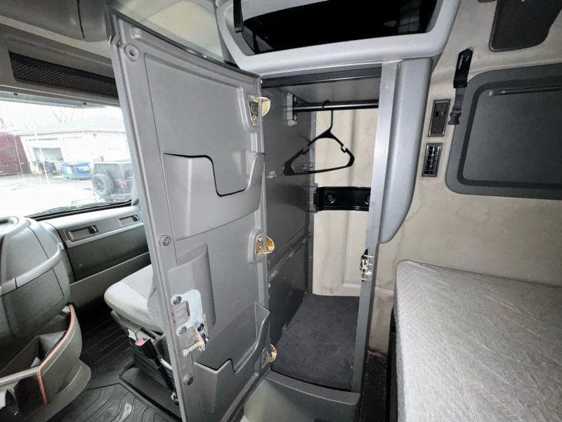 2020 Volvo VNL image 48