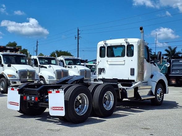 2025 Kenworth T880 image 16