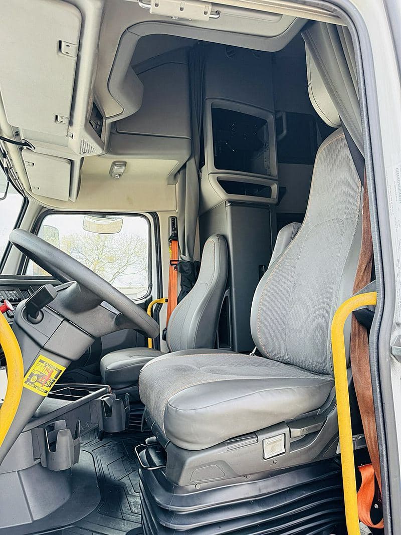 2023 Volvo VNL760 image 6