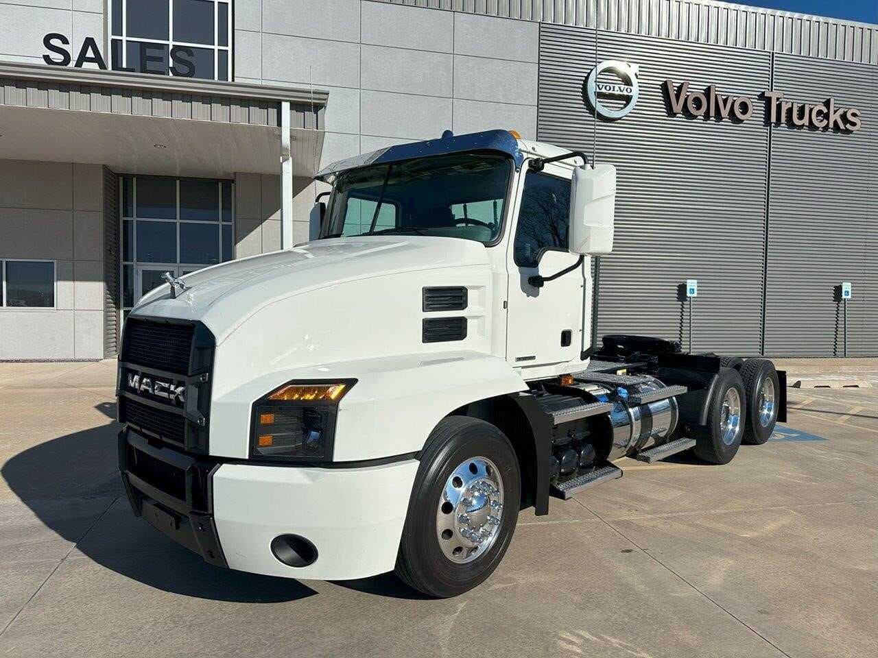 Used 2022 MACK ANTHEM Conventional - Day Cab  image 1
