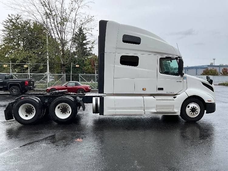 2022 Volvo VNL image 8
