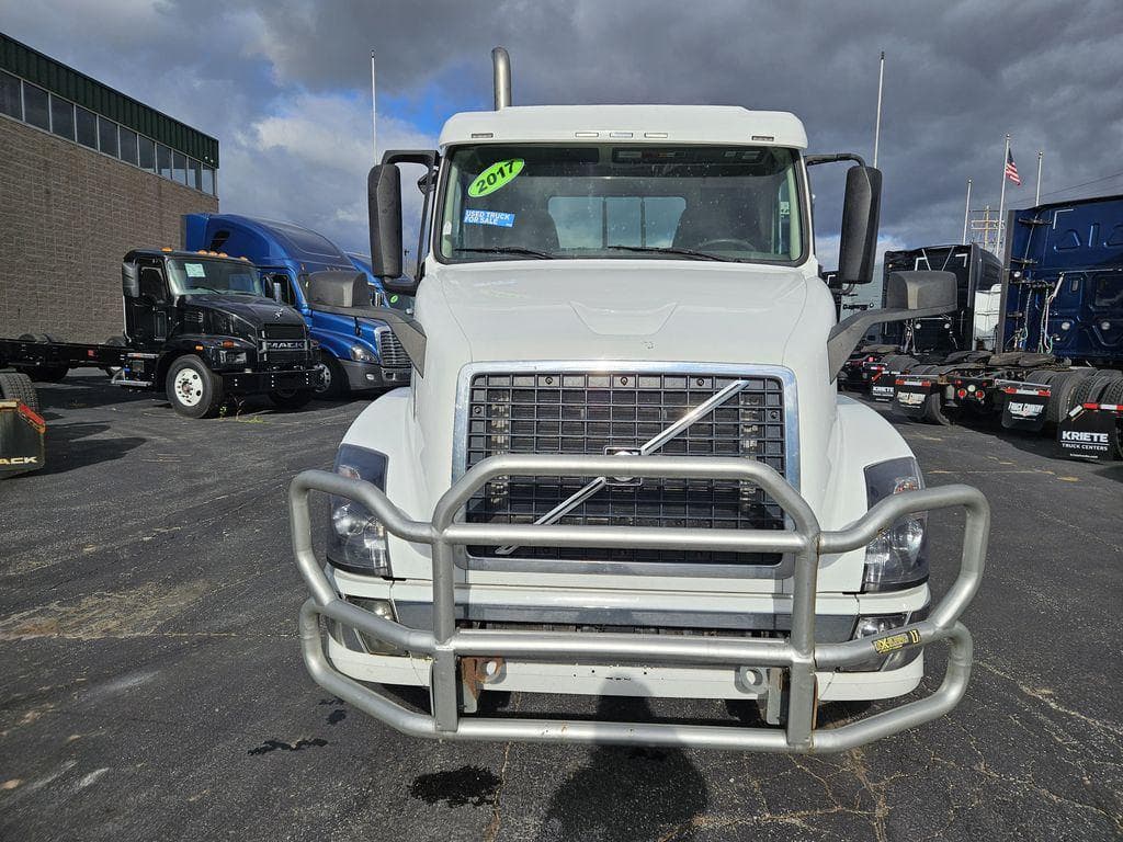 2017 Volvo VNL image 8