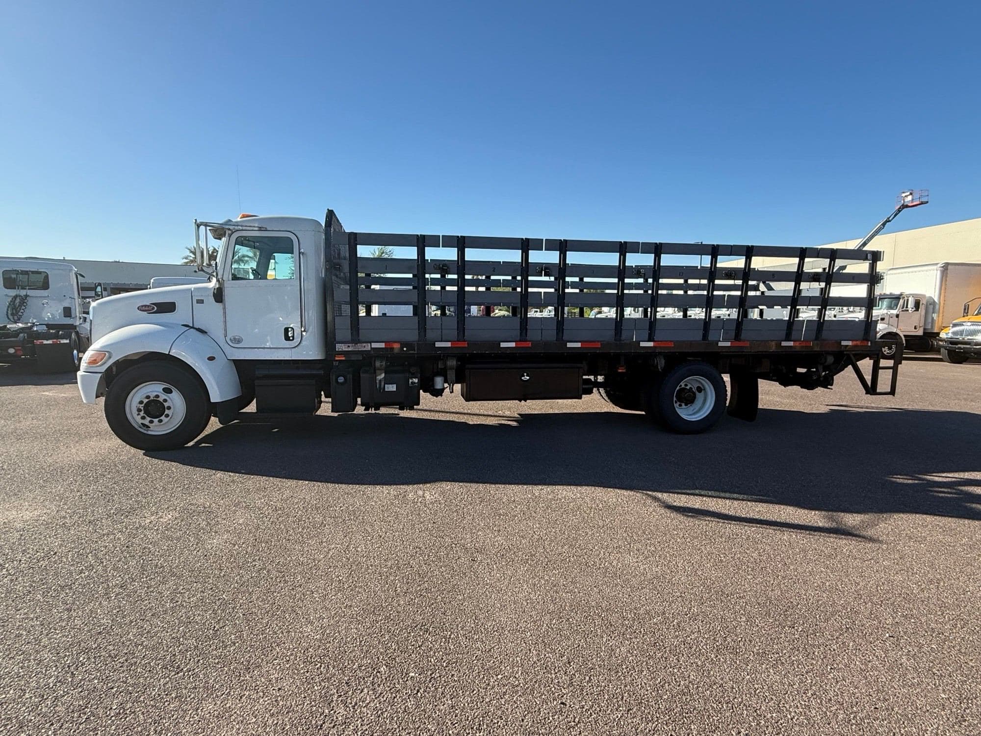 2020 Peterbilt 330 image 2