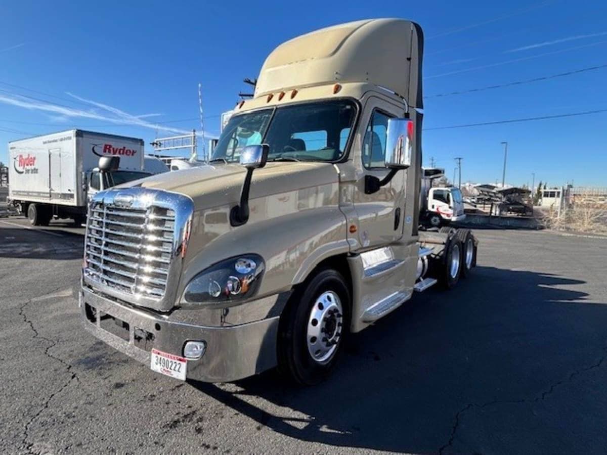 2016 Freightliner Cascadia 125 Day Cab Truck - 475HP, 12 Speed Automatic image 1