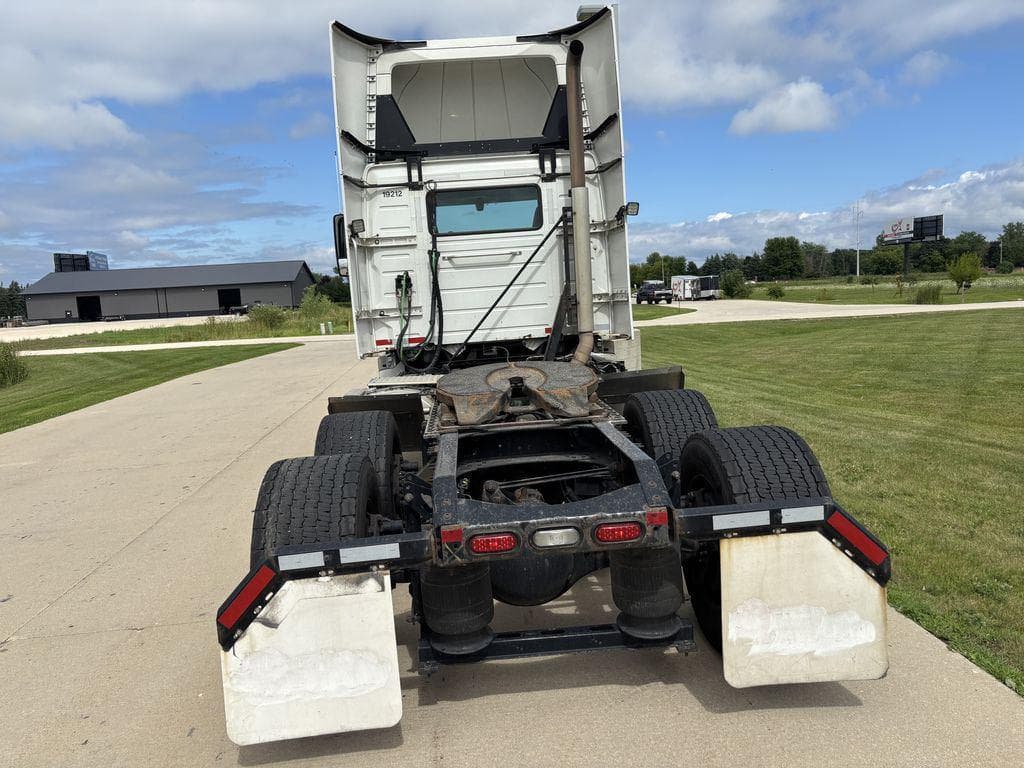 2019 Volvo VNR image 4