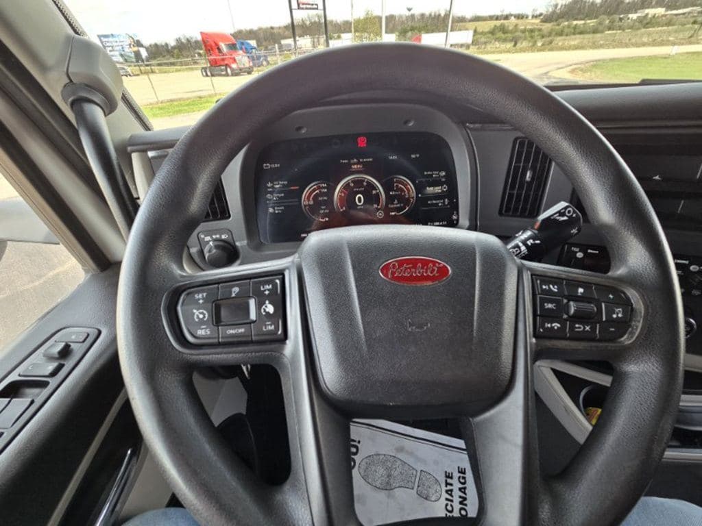 Used 2023 PETERBILT 579 image 17
