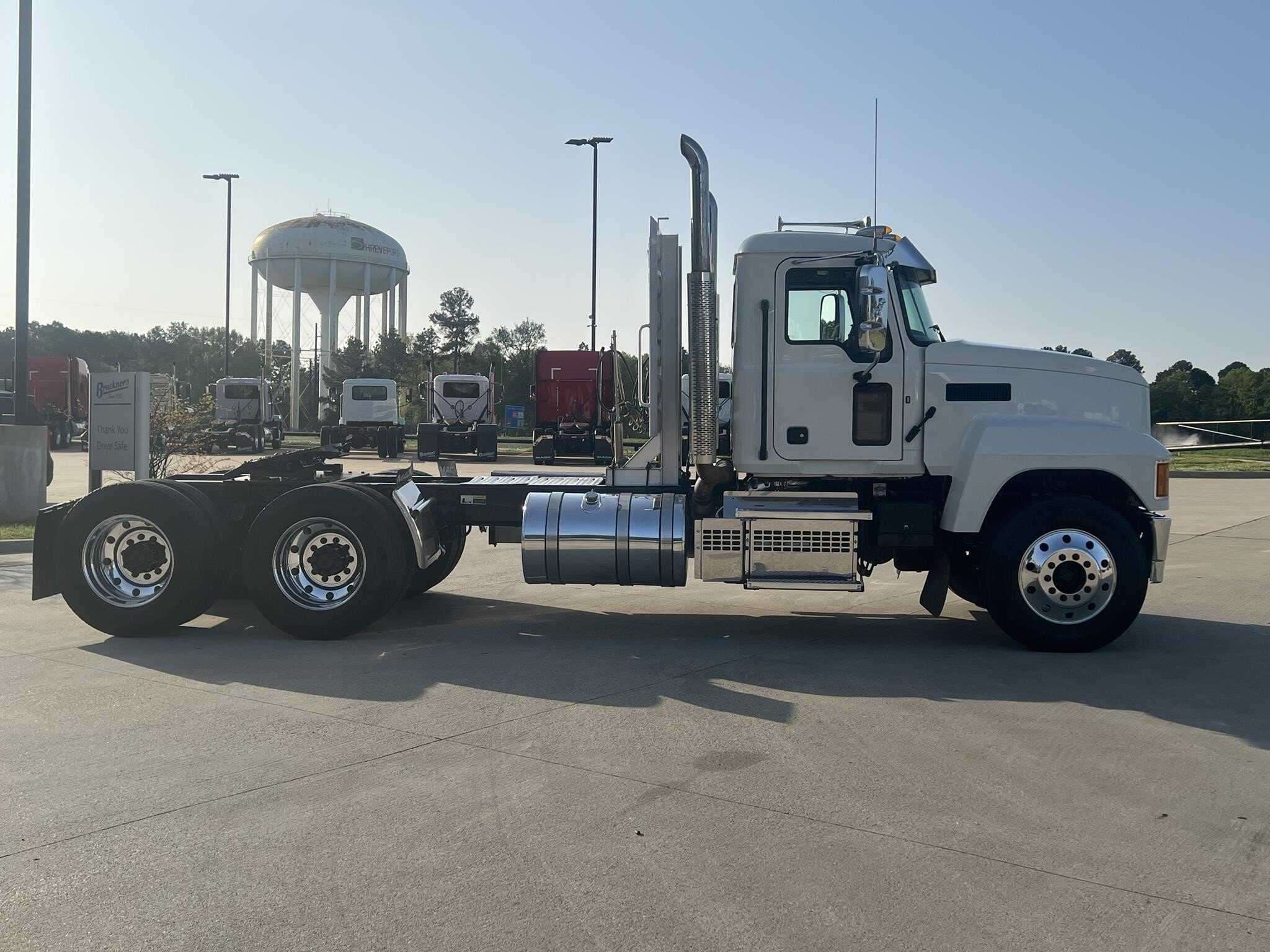 Used 2020 MACK PINNACLE Conventional - Day Cab  image 4