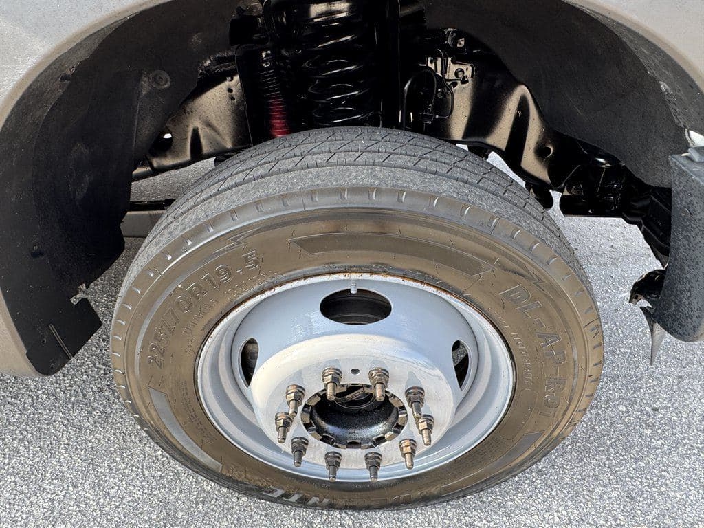 2016 Ford F550 image 35