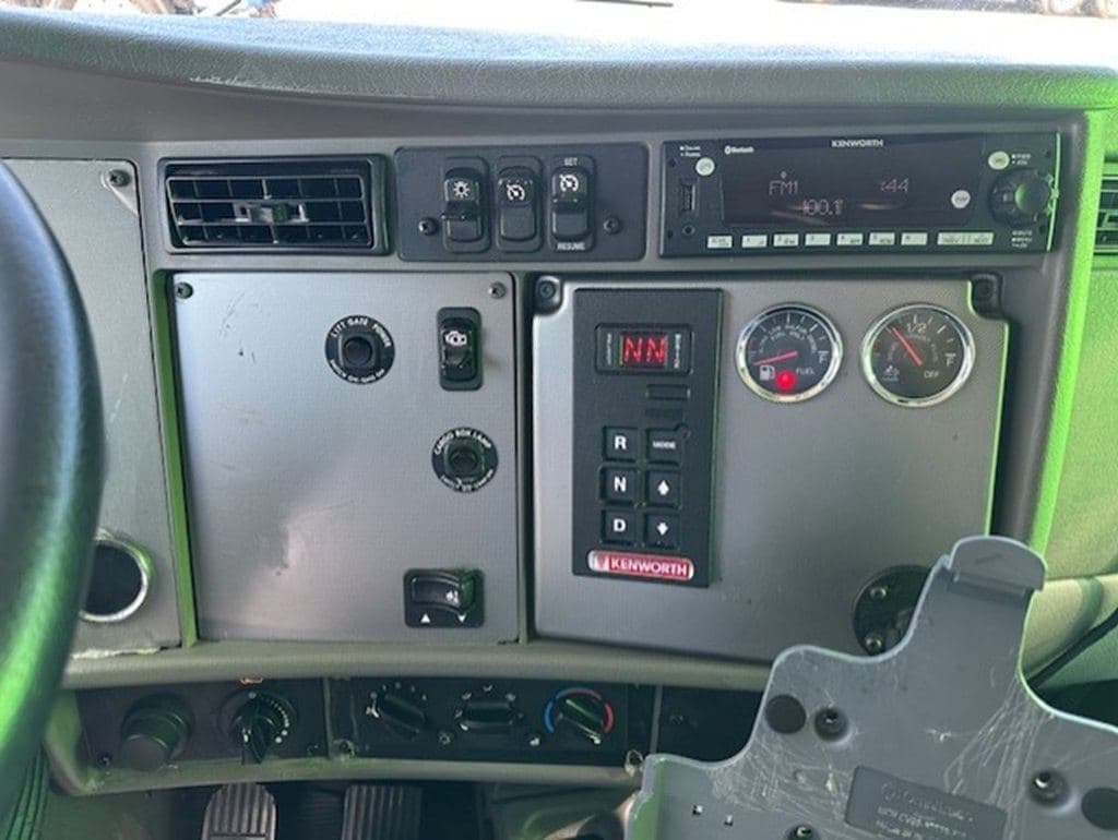 Used 2022 KENWORTH T270 image 2