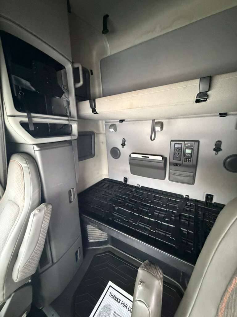 2022 Volvo VNL image 13