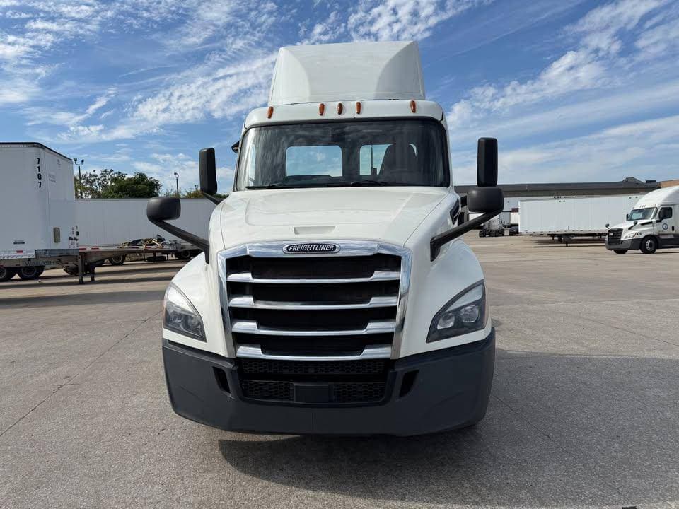 2018 Freightliner Cascadia image 1