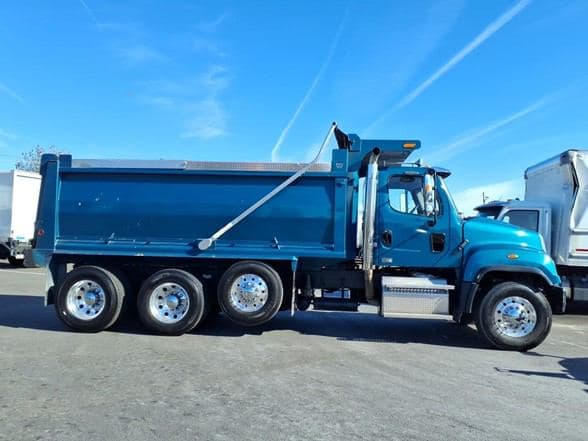 2023 Freightliner 114SD image 2