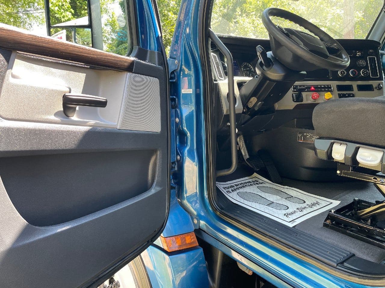 2020 Freightliner Cascadia 126 image 16