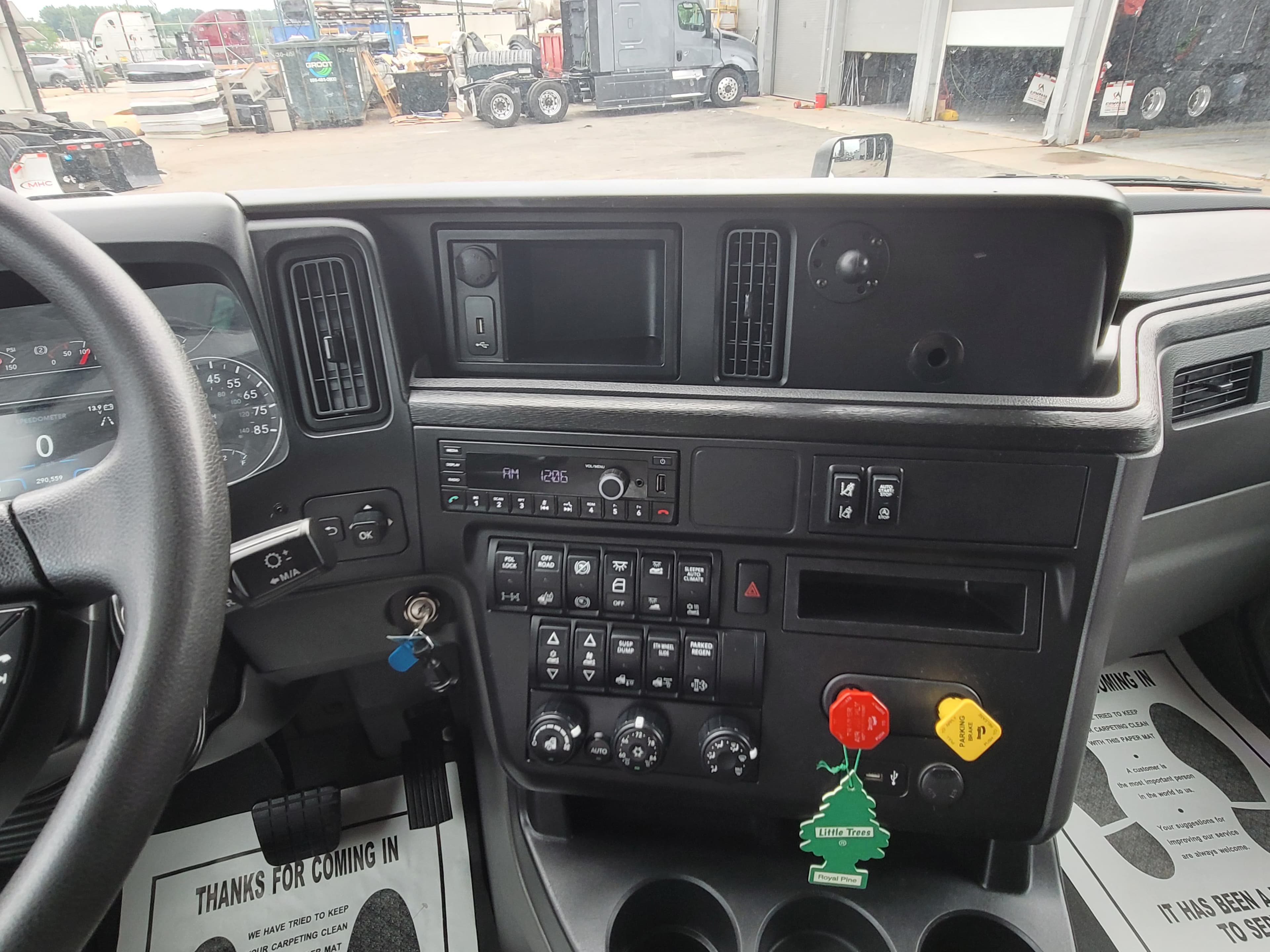 2022 International LT625 image 11