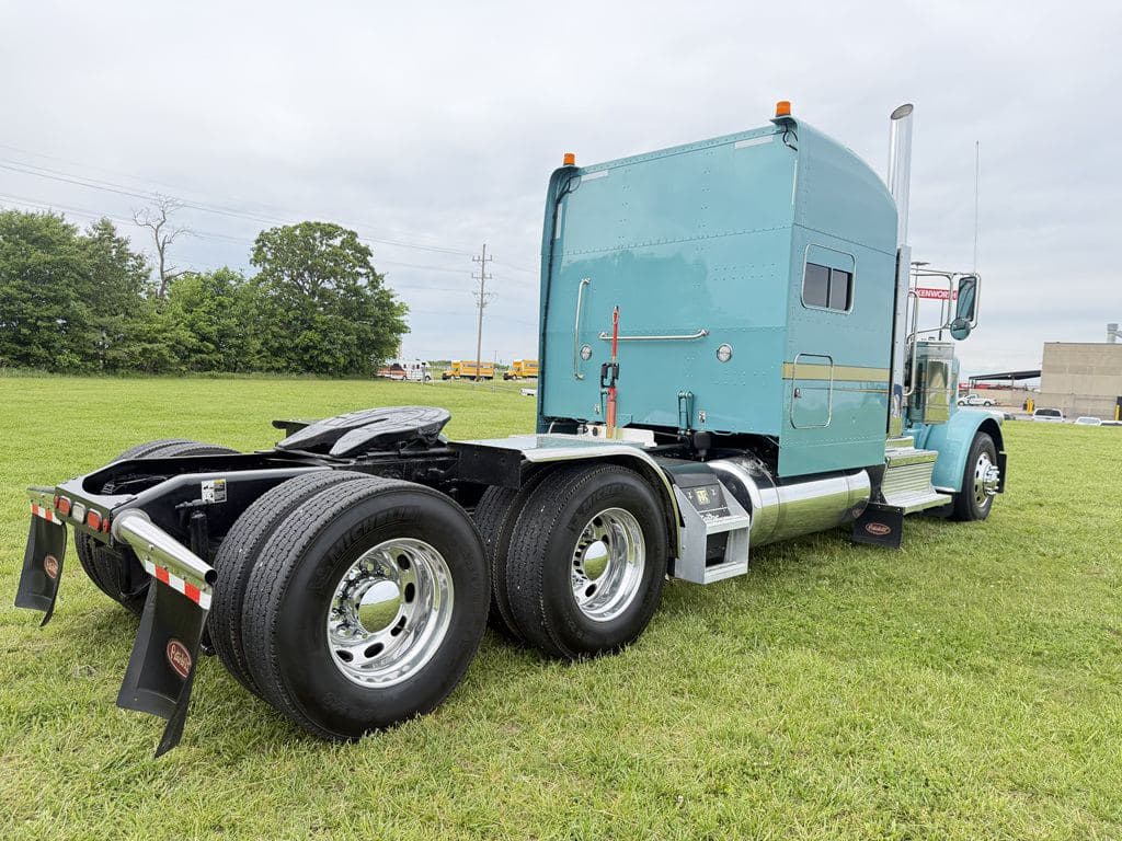 Used 2024 PETERBILT 389 image 3