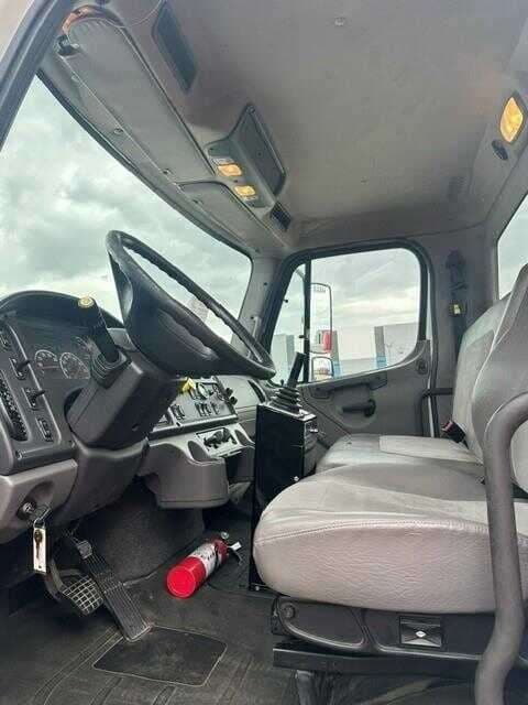 2018 Freightliner M2 image 2