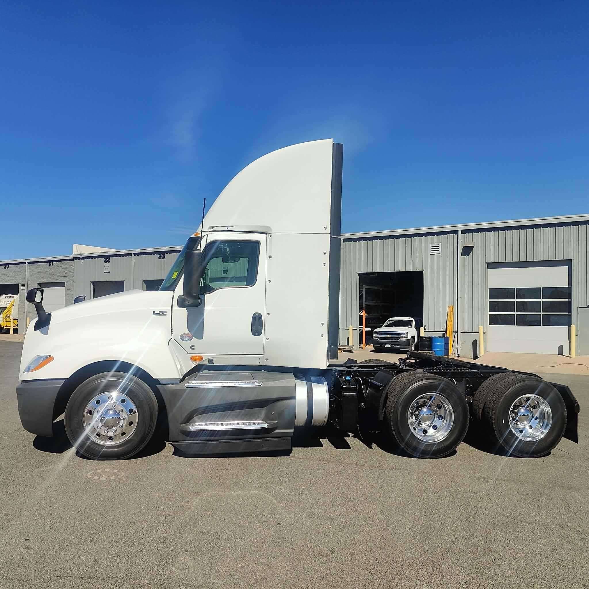 2021 International LT625 image 4