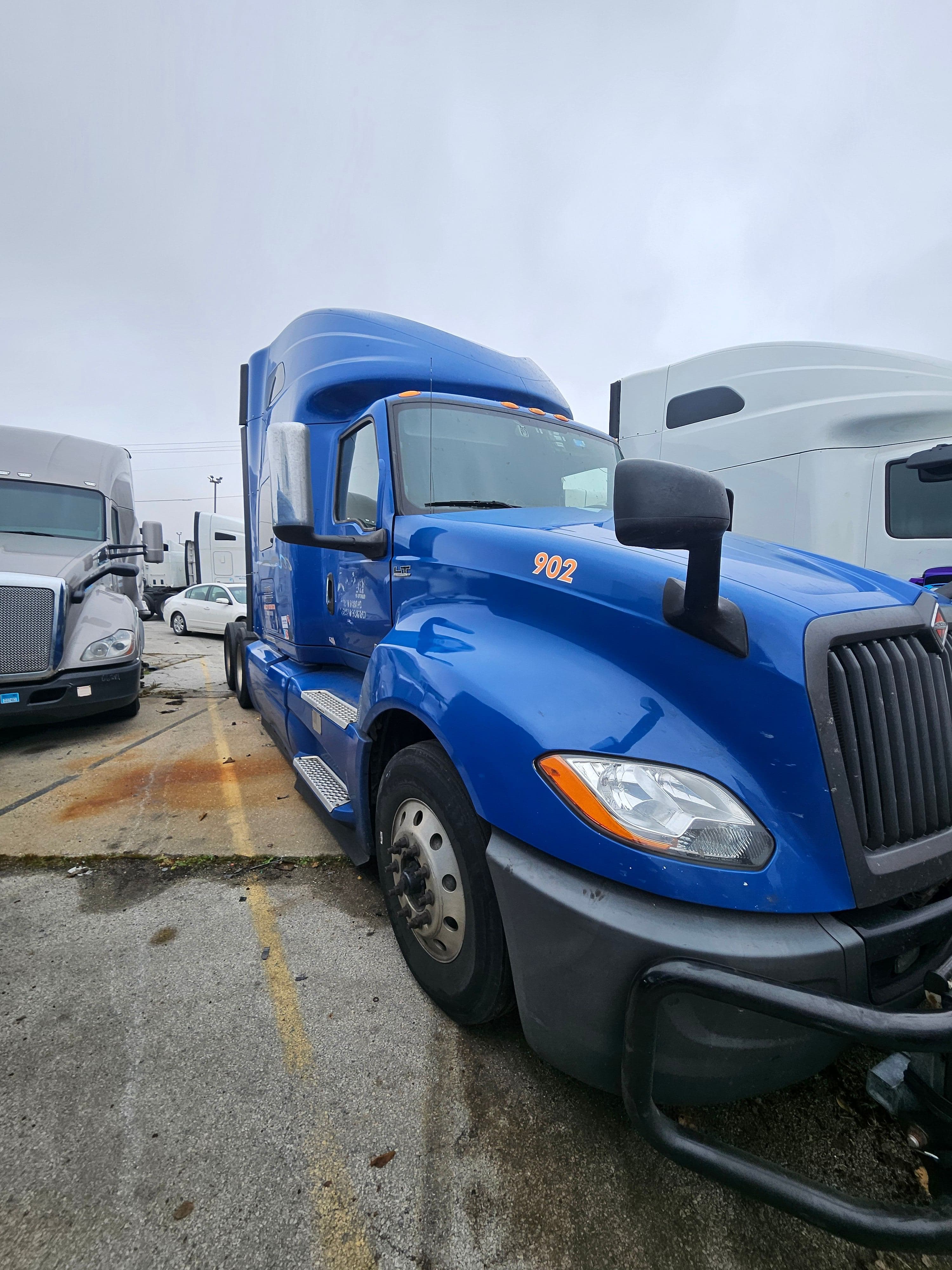 2020 International LT625 image 4