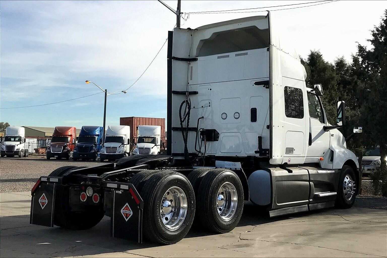 2021 International LT625 image 5