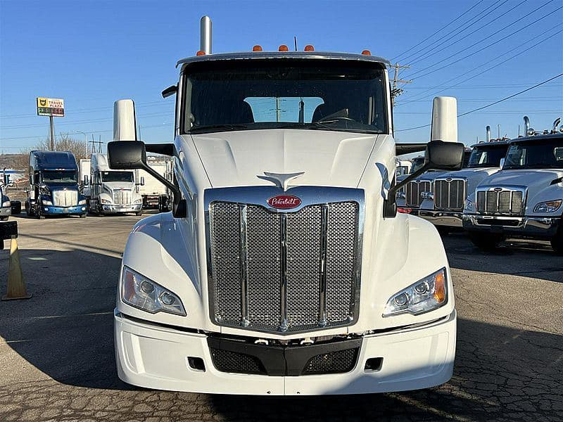 2022 Peterbilt 579 image 2