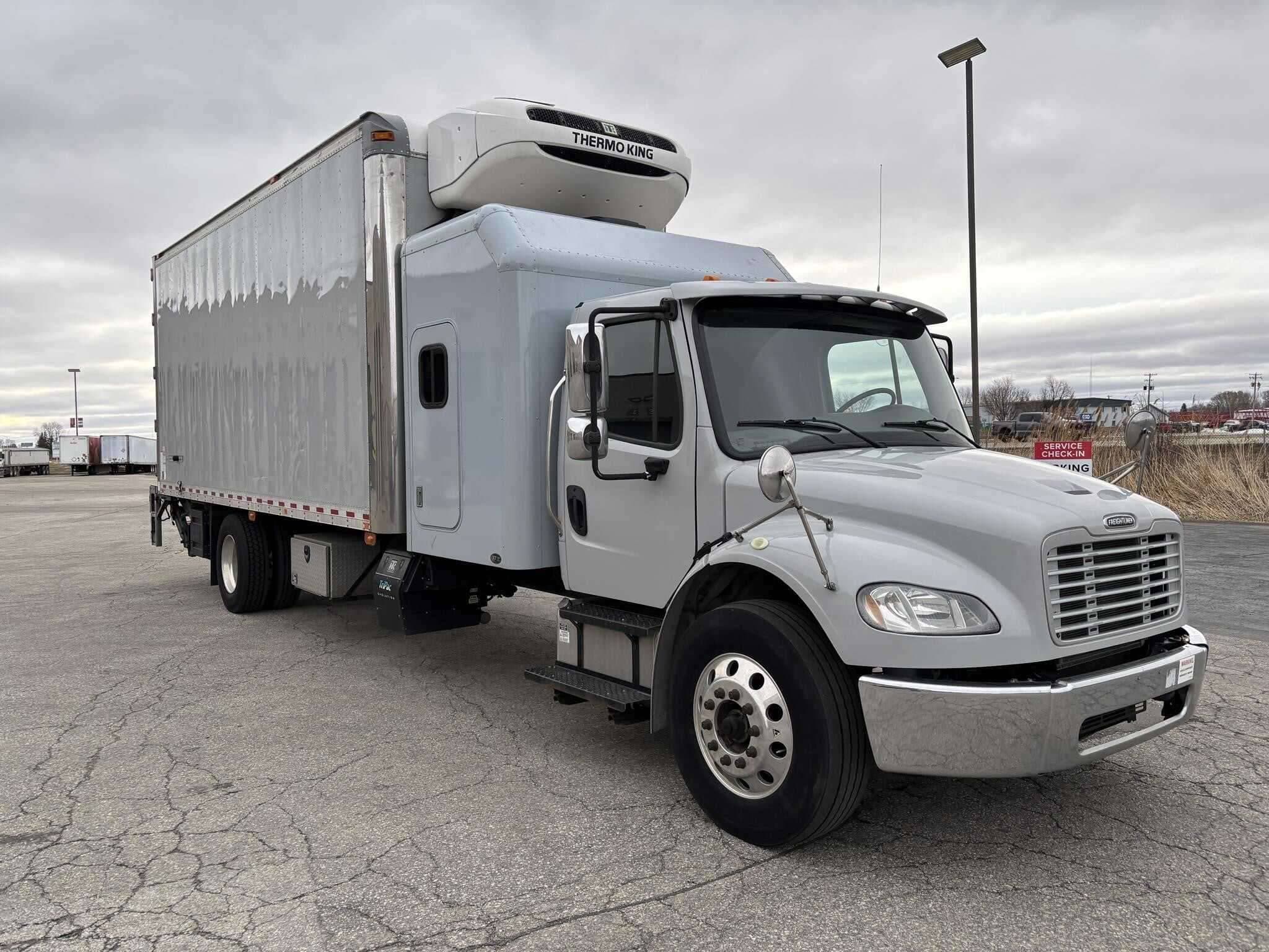 2019 Freightliner M2 image 1