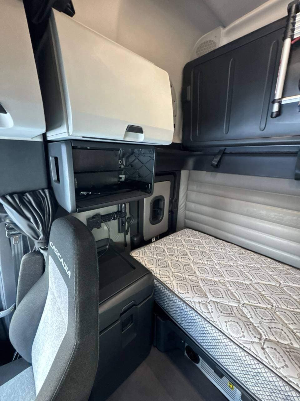 2022 Freightliner Cascadia 126 image 16