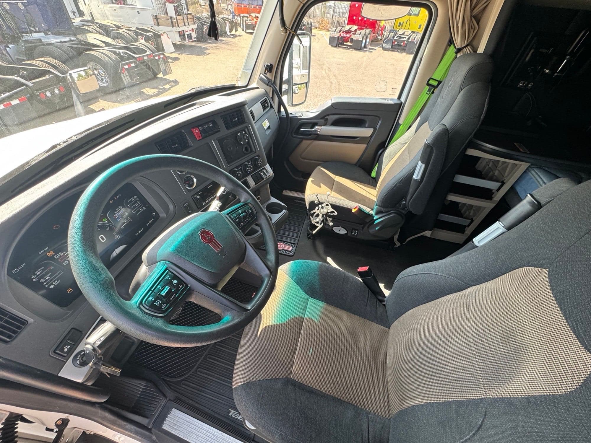 2023 Kenworth T680 image 9