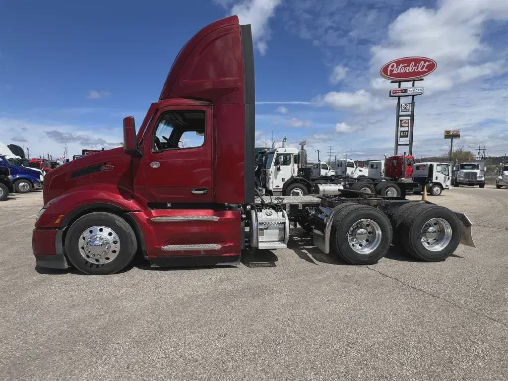 2022 Peterbilt 579 image 2