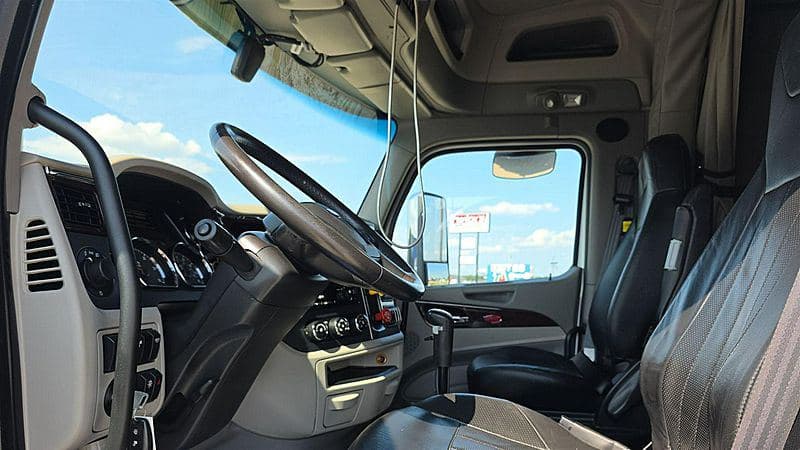 2020 Peterbilt 579 image 4