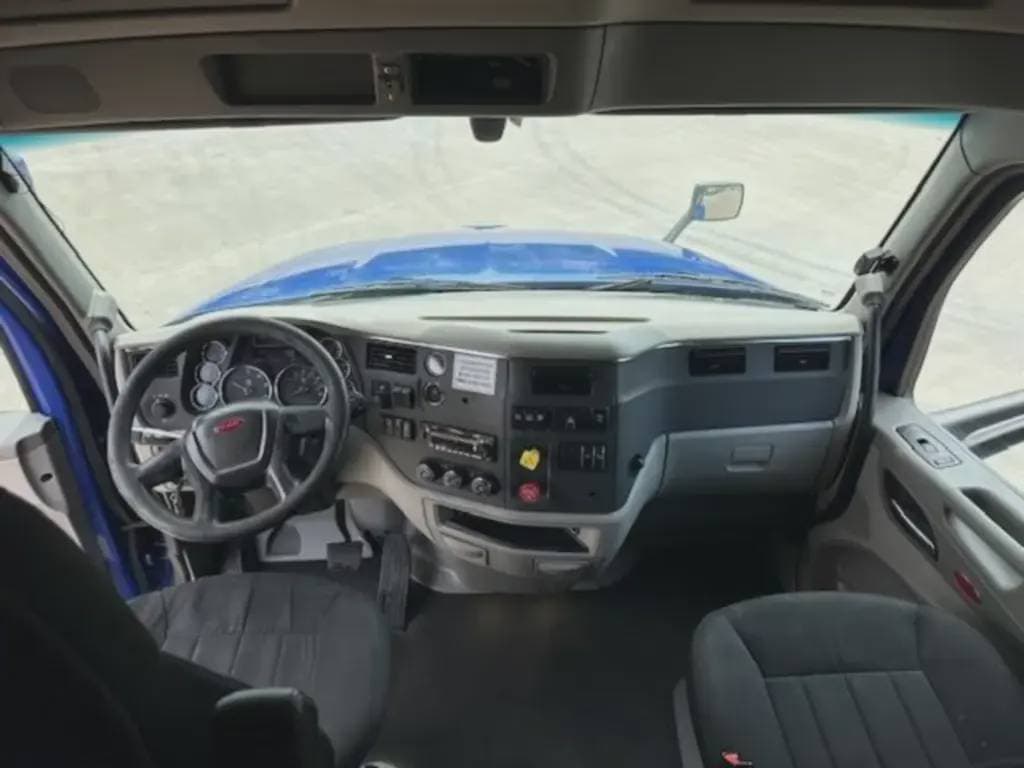 2022 Peterbilt 579 image 7