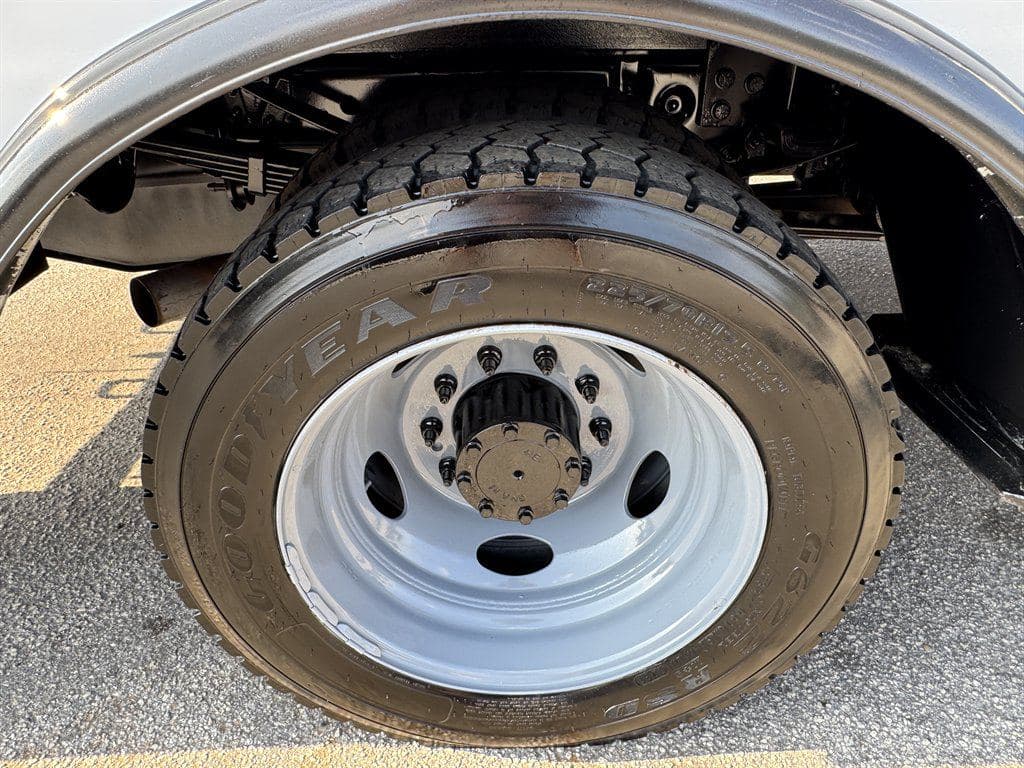 2016 Ford F550 image 32