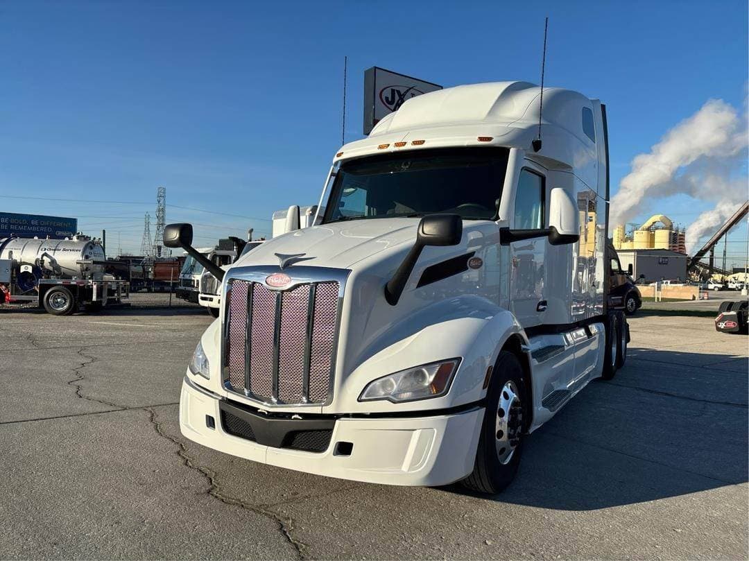 2024 Peterbilt 579 image 1