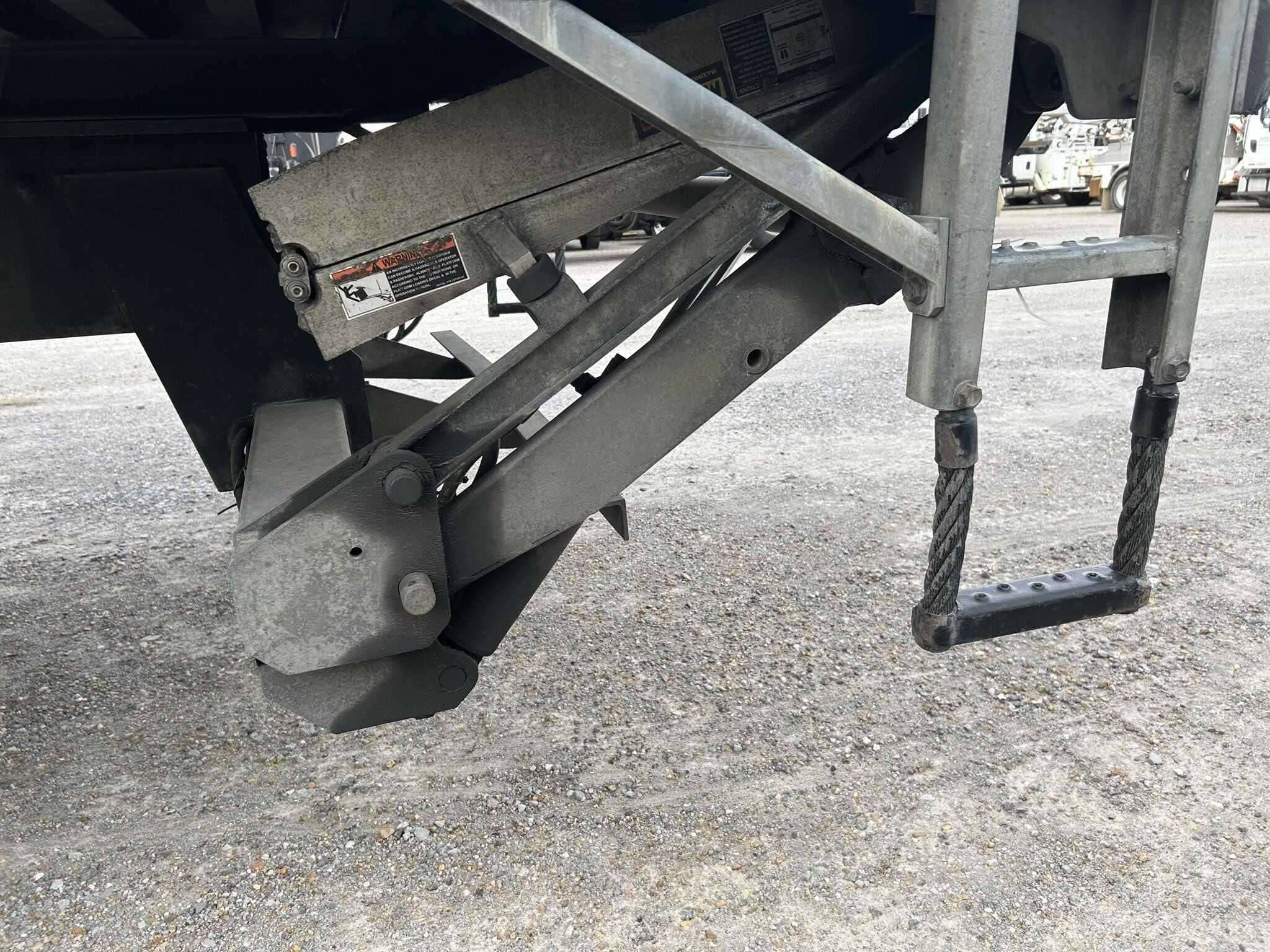 2018 Freightliner M2 image 12