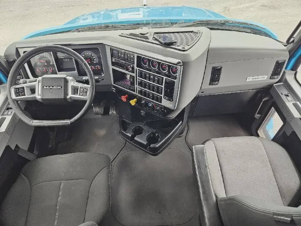 Used 2020 MACK Conventional - Sleeper Truck image 8