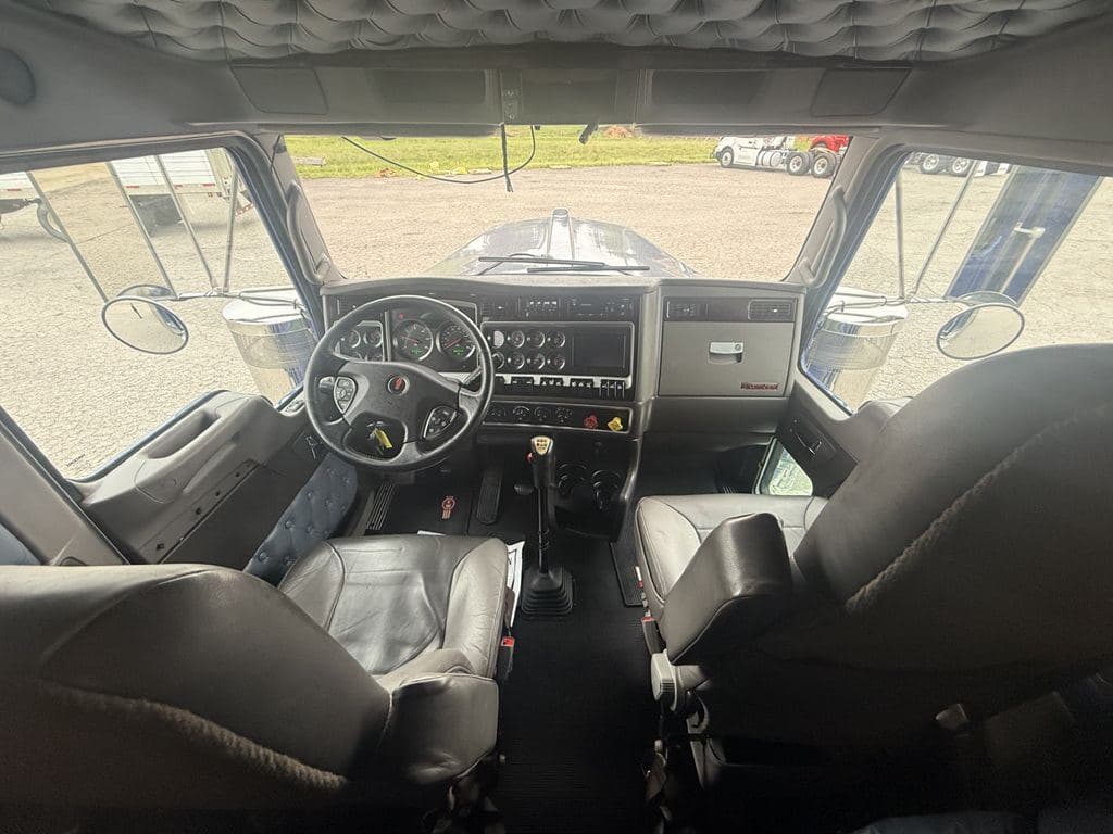 Used 2023 KENWORTH W900L image 25