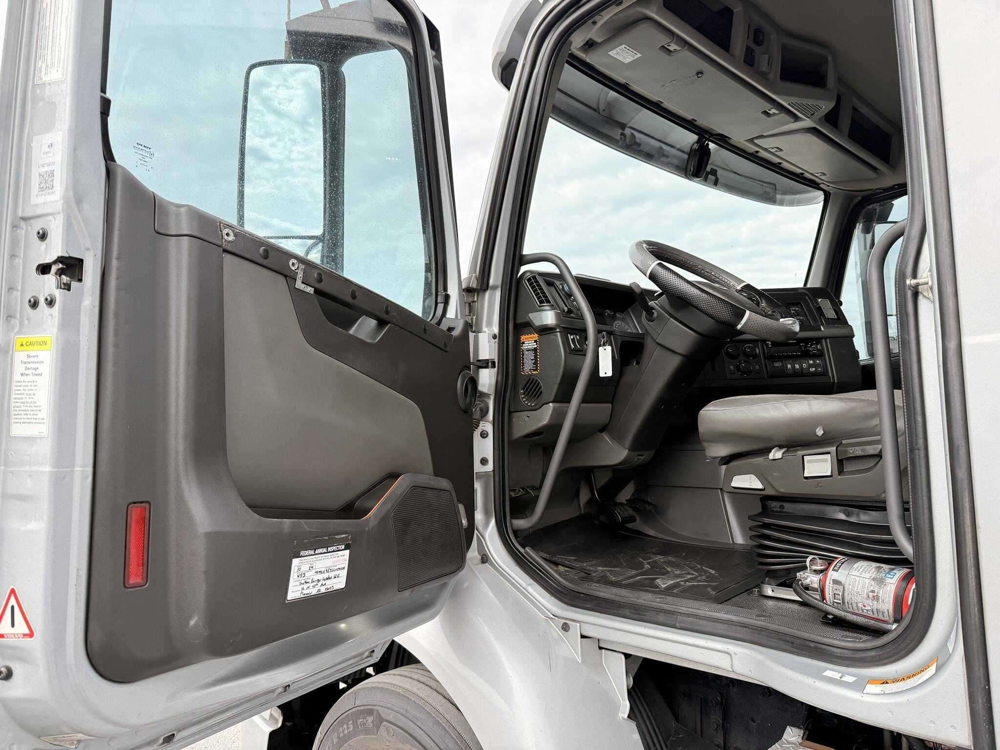 2020 Volvo VNR image 13