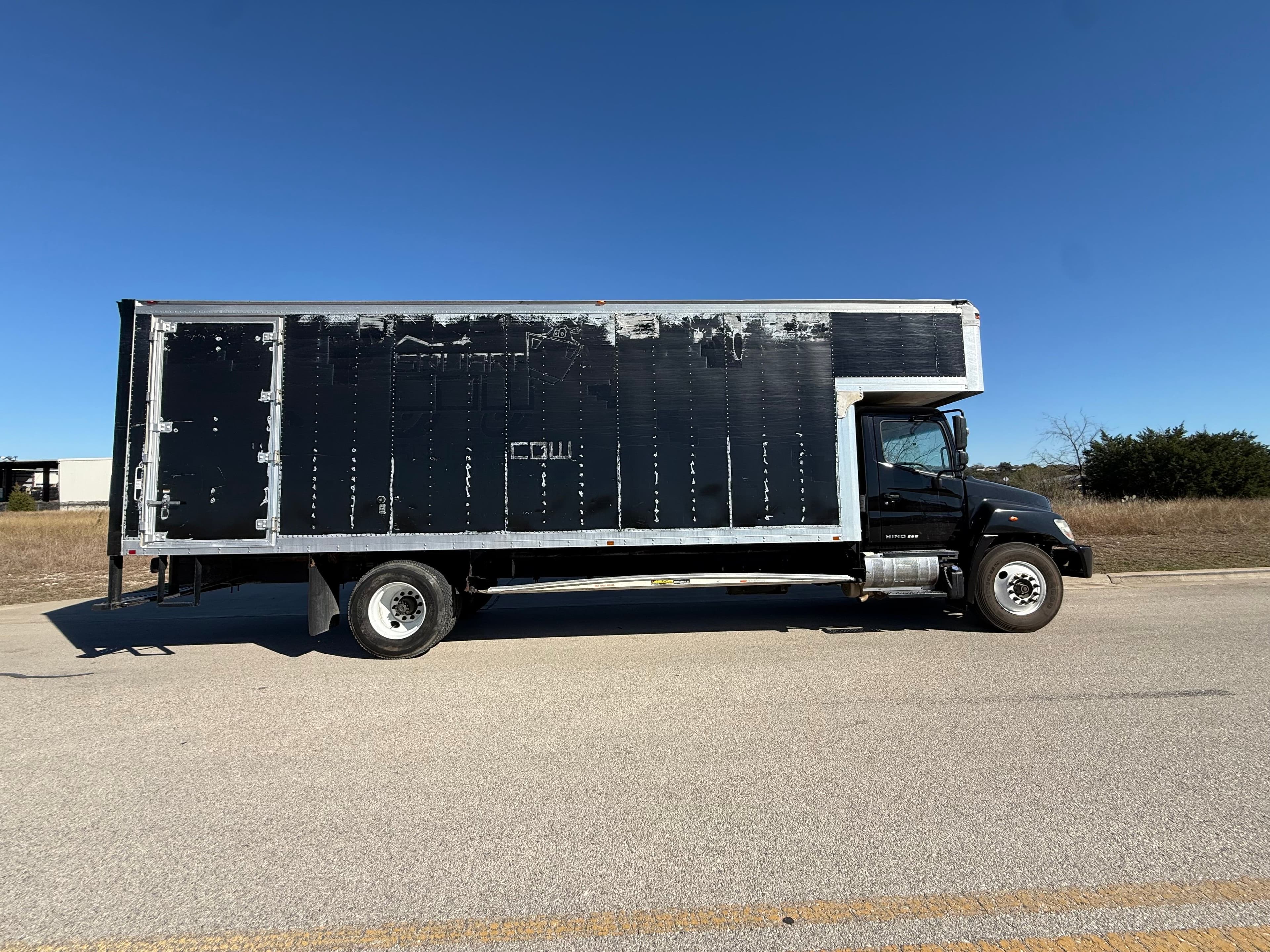 2015 Hino 268 image 2