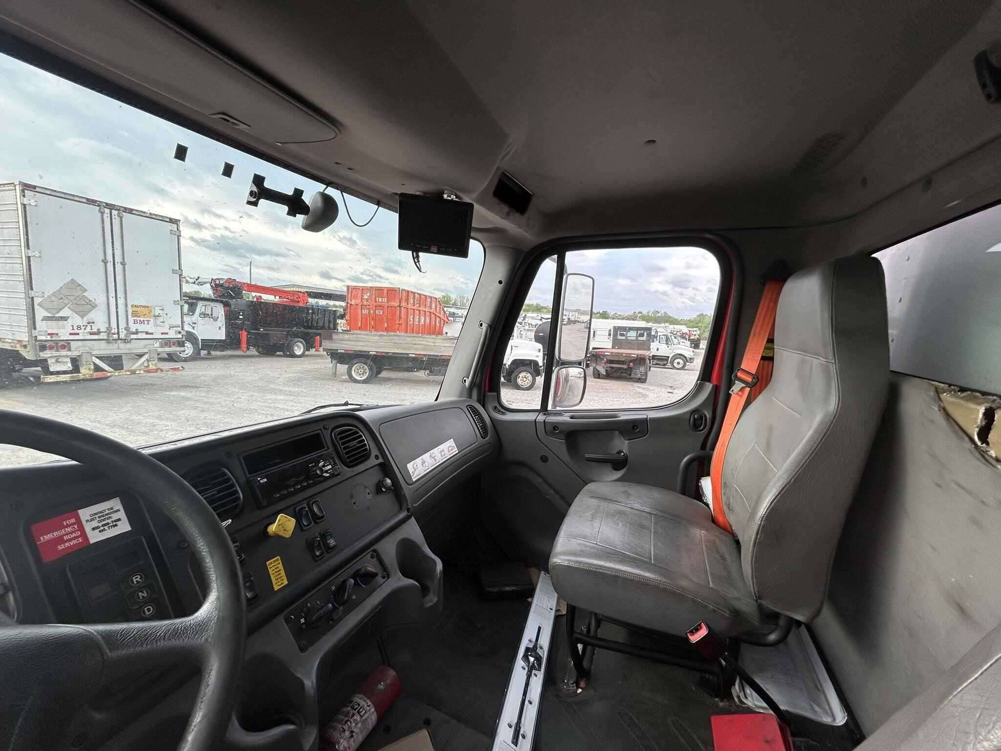 2018 Freightliner M2 image 4